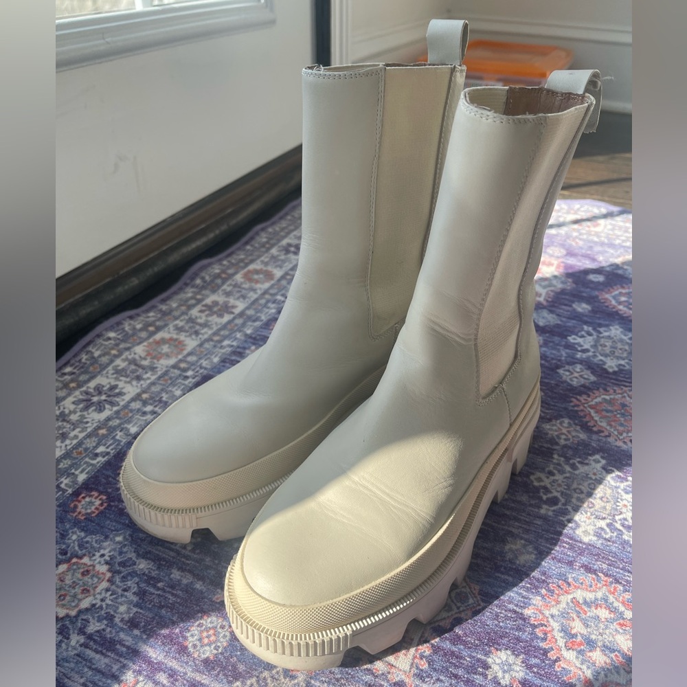 Bibi Lou Lug-Sole Chelsea Boots – Ivory / Off-White